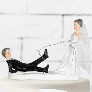 Bruden Drar Brudgommen til Alteret - Kaketopp 13 cm
